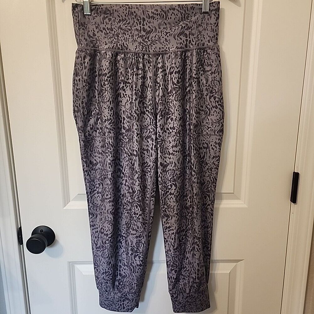 ATHLETA Salutation Printed Crop Joggers Womens Size Medium Ocelot Gray Cheetah